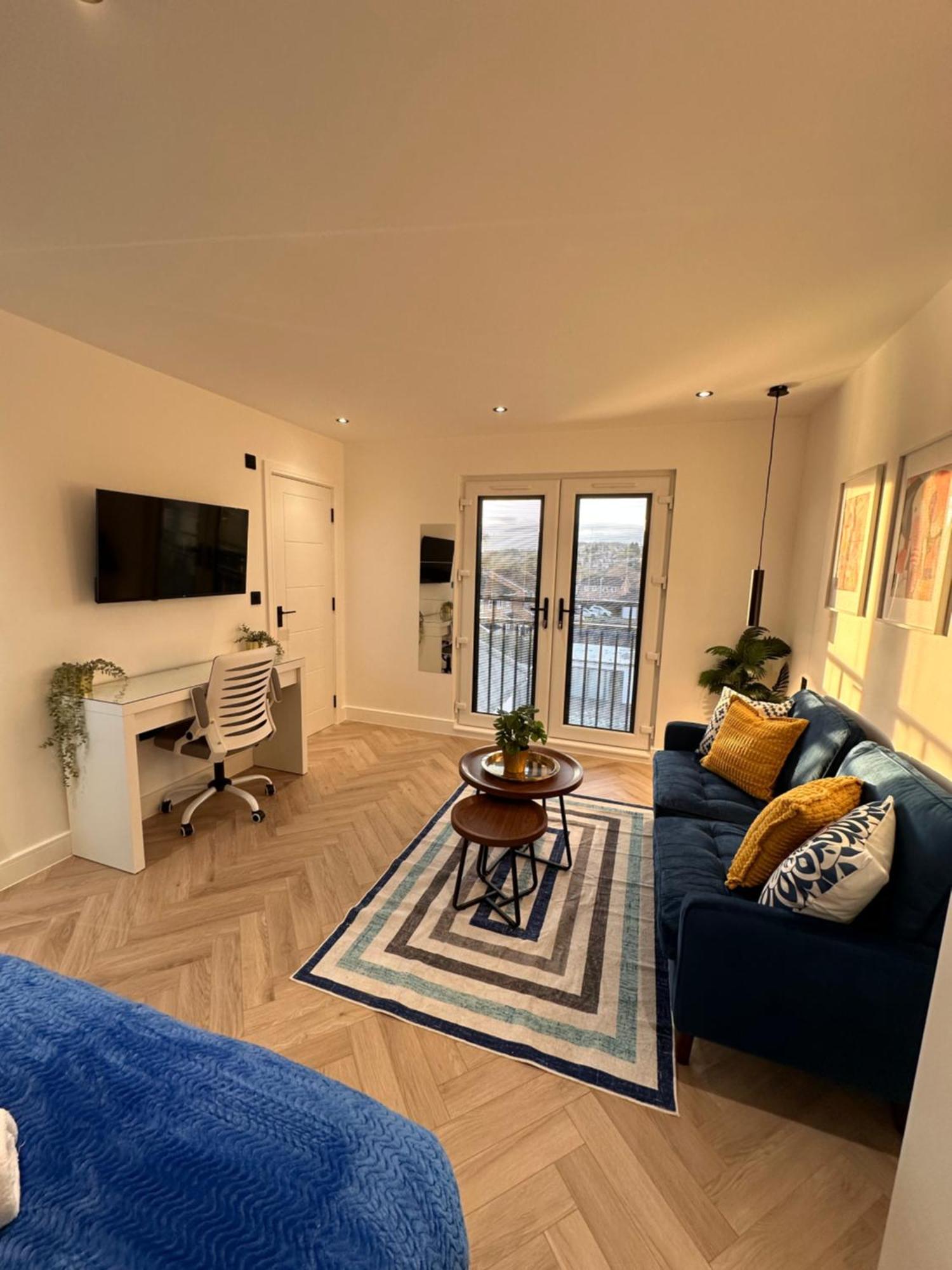 R5 - Luxury Private Ensuite Self-Contained Room - Newly Renovated เฮลโซว์เอ็น ภายนอก รูปภาพ