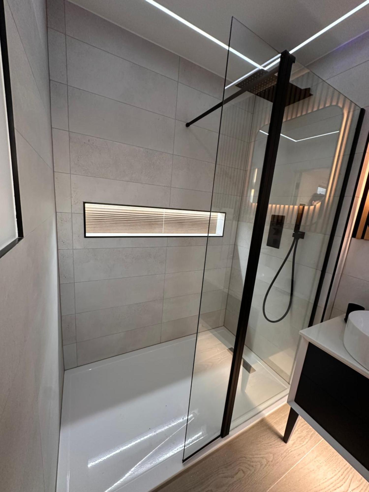 R5 - Luxury Private Ensuite Self-Contained Room - Newly Renovated เฮลโซว์เอ็น ภายนอก รูปภาพ