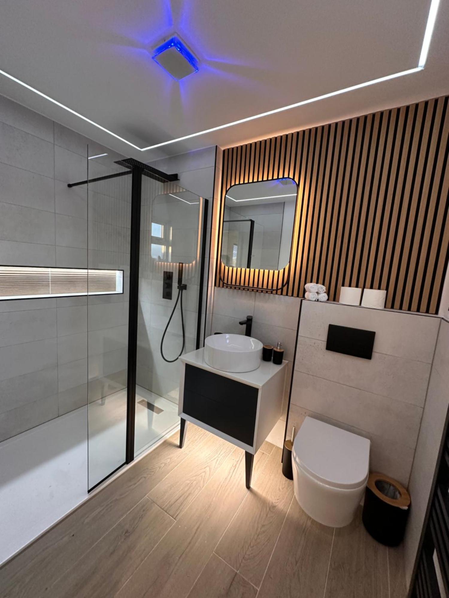 R5 - Luxury Private Ensuite Self-Contained Room - Newly Renovated เฮลโซว์เอ็น ภายนอก รูปภาพ
