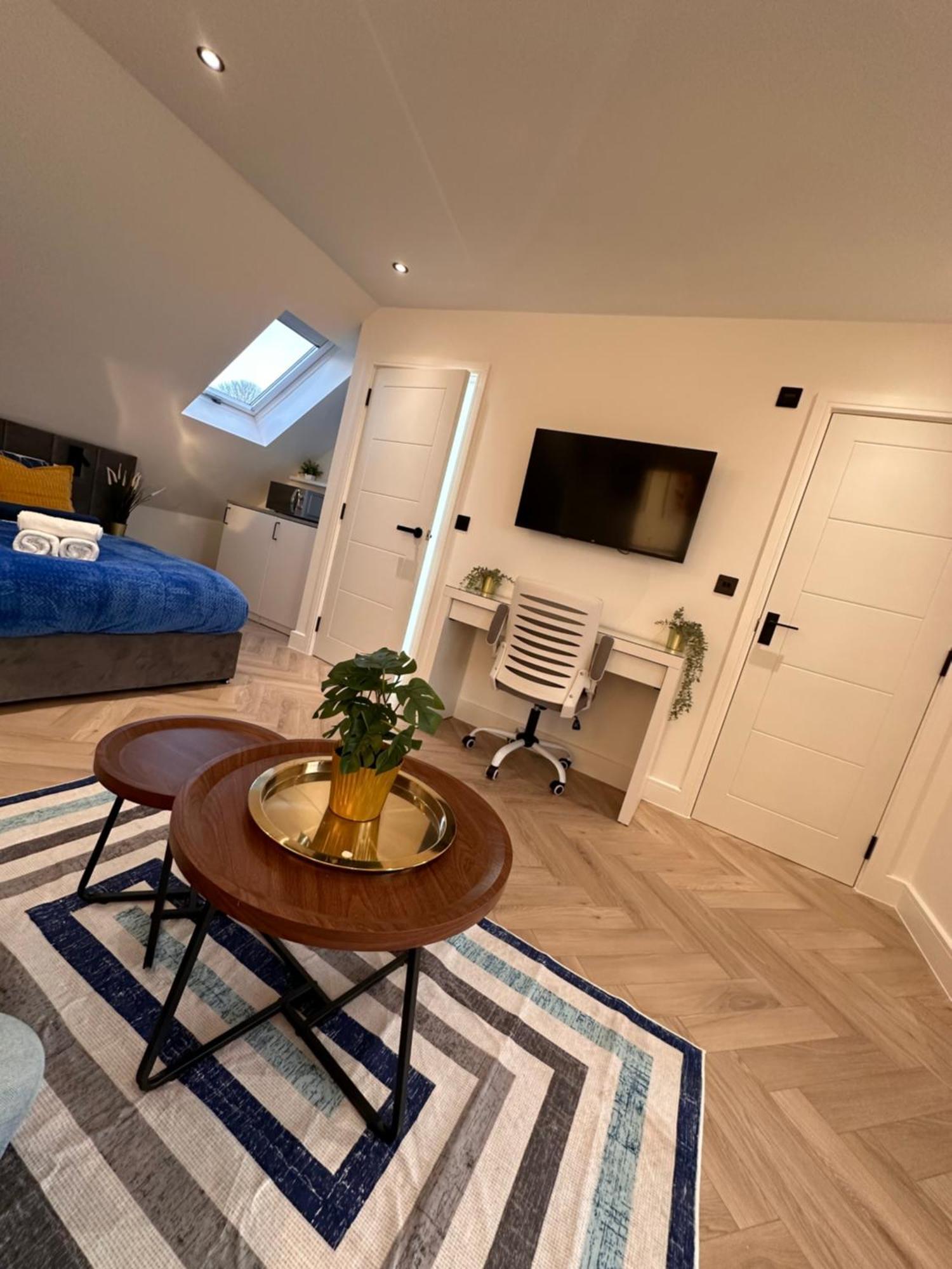 R5 - Luxury Private Ensuite Self-Contained Room - Newly Renovated เฮลโซว์เอ็น ภายนอก รูปภาพ