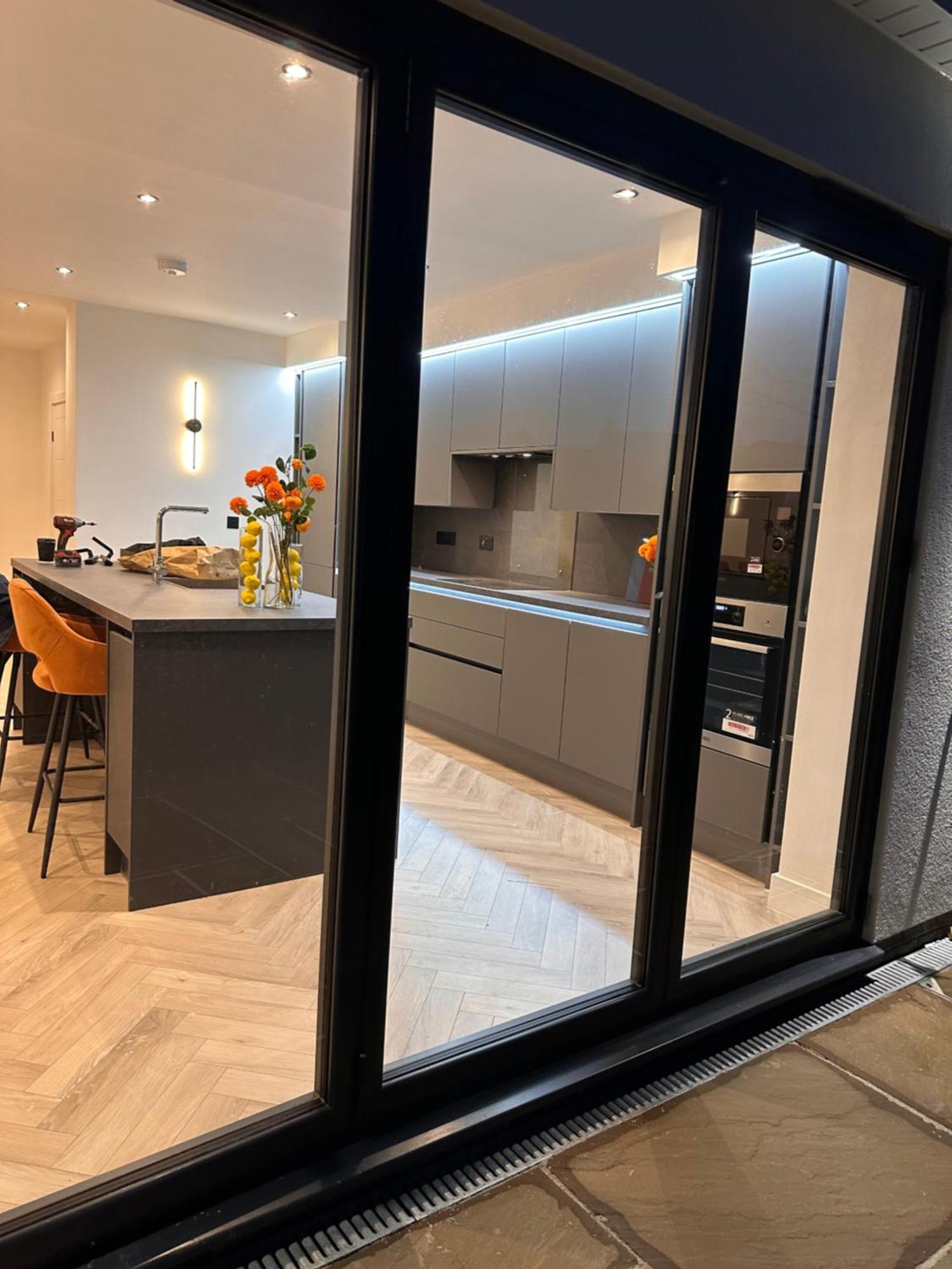 R5 - Luxury Private Ensuite Self-Contained Room - Newly Renovated เฮลโซว์เอ็น ภายนอก รูปภาพ