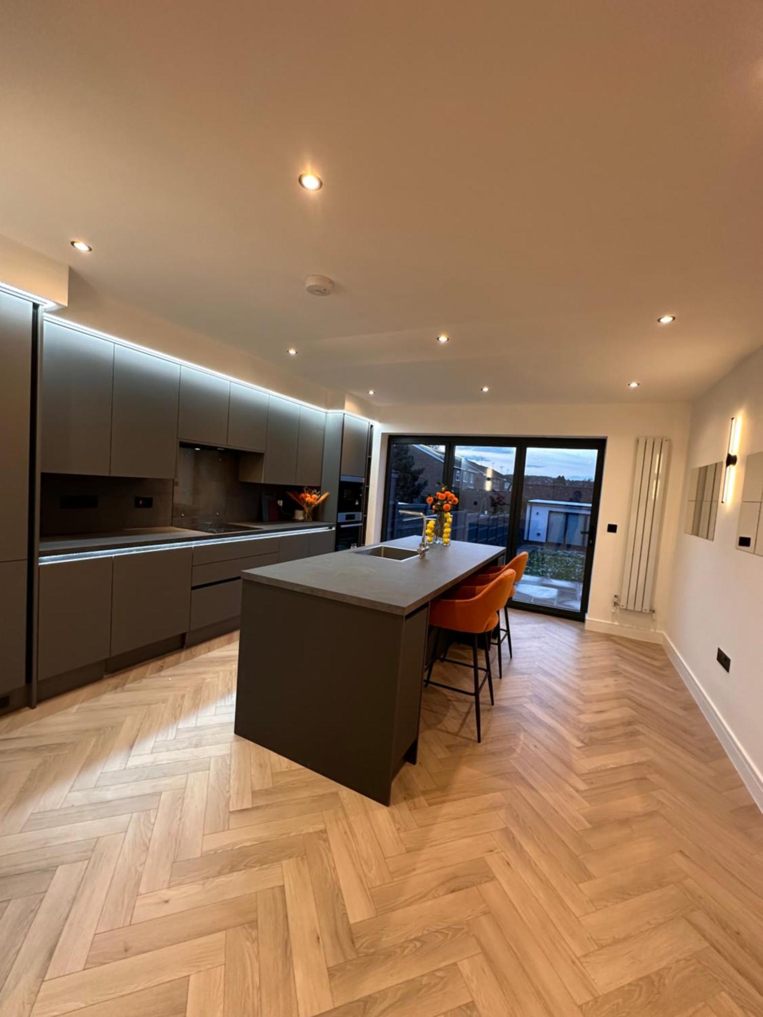R5 - Luxury Private Ensuite Self-Contained Room - Newly Renovated เฮลโซว์เอ็น ภายนอก รูปภาพ